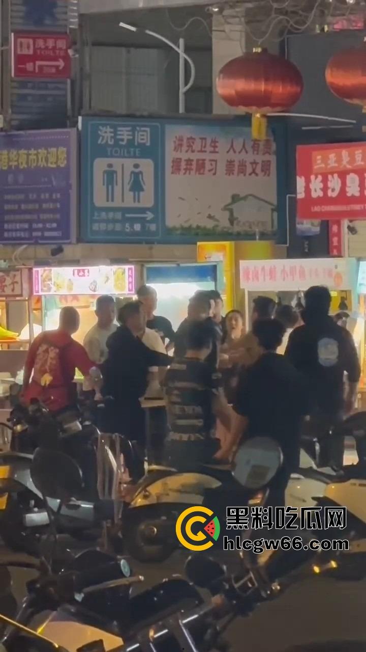 三亚路边摊大哥嫌饭难吃，老板一怒召兄弟，棒球棍锅铲齐上阵，追着打一整条街！-10