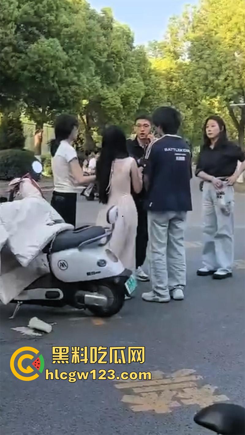 滁州职业学院丑逼胖渣男翻车，脚踏两条船被发现，两女学校当场质问，真是丑人多作怪！-3