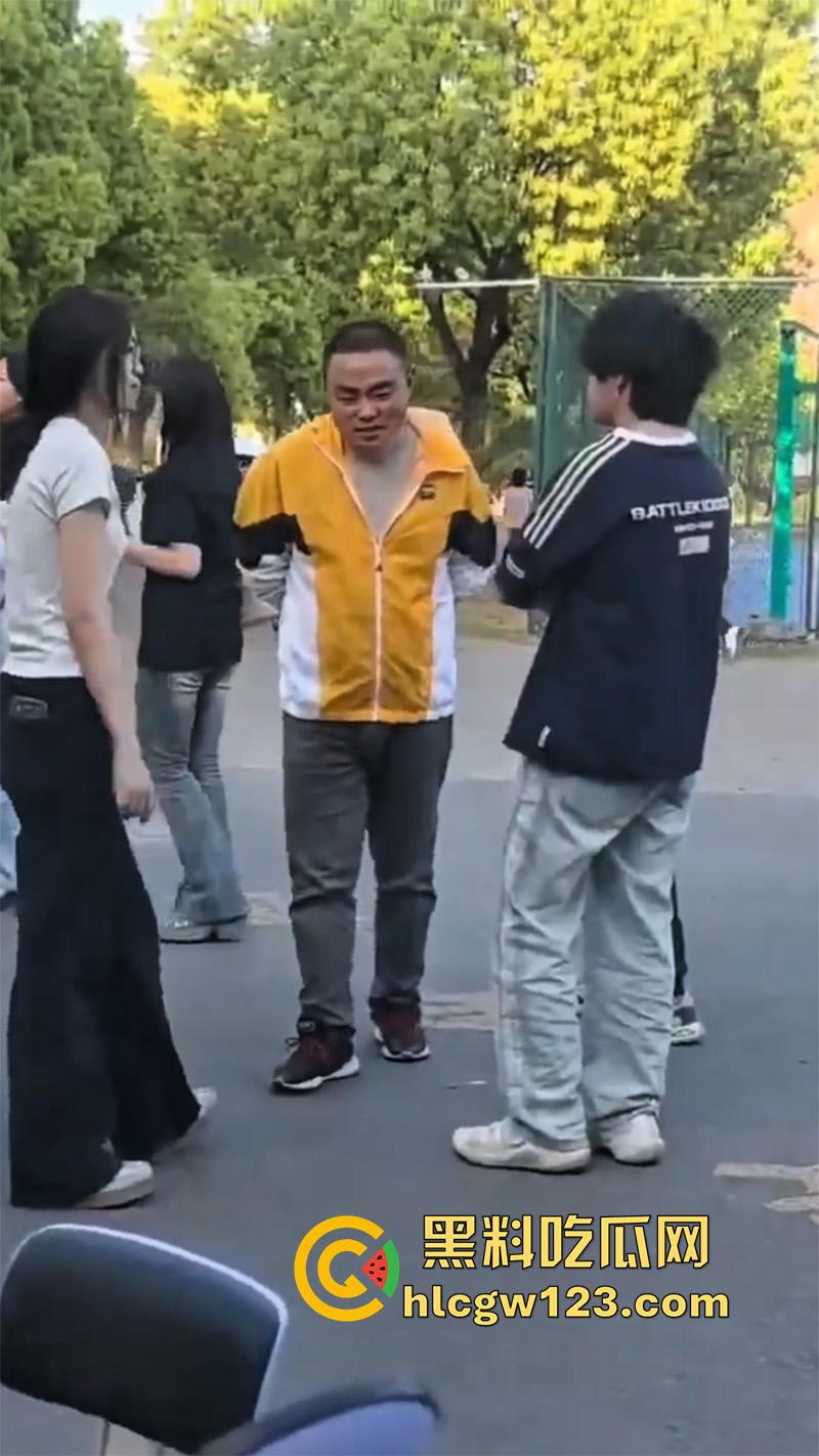 滁州职业学院丑逼胖渣男翻车，脚踏两条船被发现，两女学校当场质问，真是丑人多作怪！-7