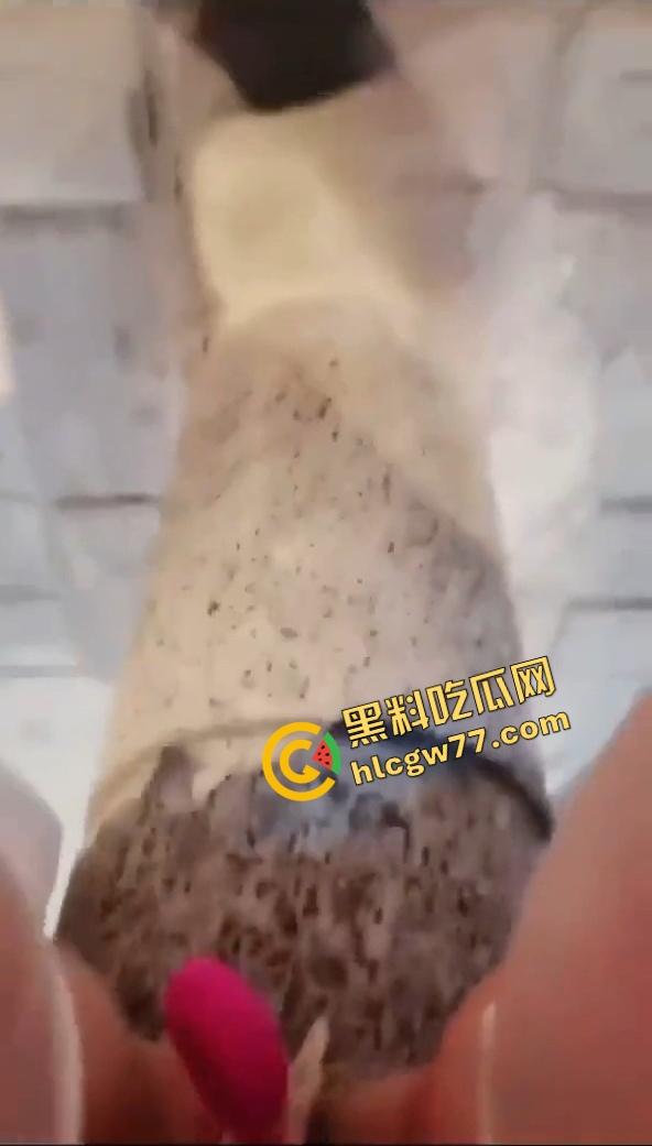 惠州【夏娜】公交站台露出，当众玩到潮喷一地水，这胆也太肥了，不怕被拖去精神病院吗？-3