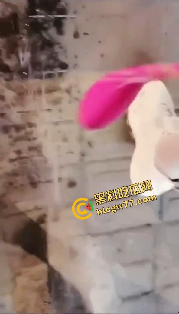 惠州【夏娜】公交站台露出，当众玩到潮喷一地水，这胆也太肥了，不怕被拖去精神病院吗？-4