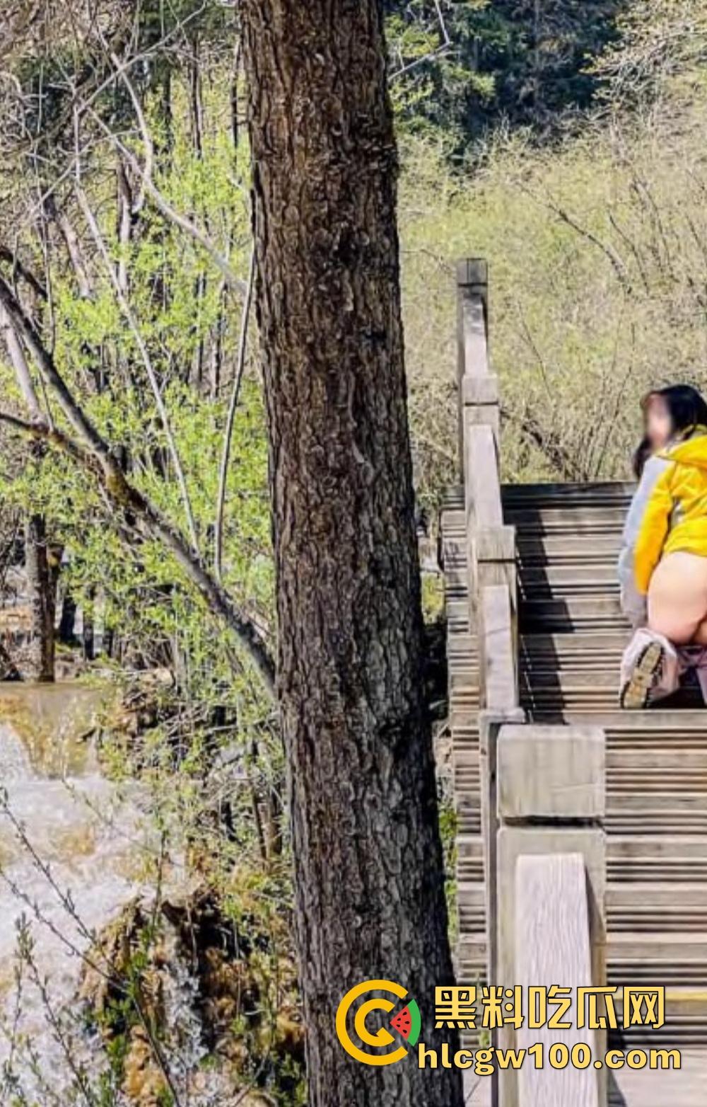 硬核绿帽玩家的骚操作，娇妻孕期成了肉体尤物，乳汁润滑胸推群P，玩到人尽皆知！-4