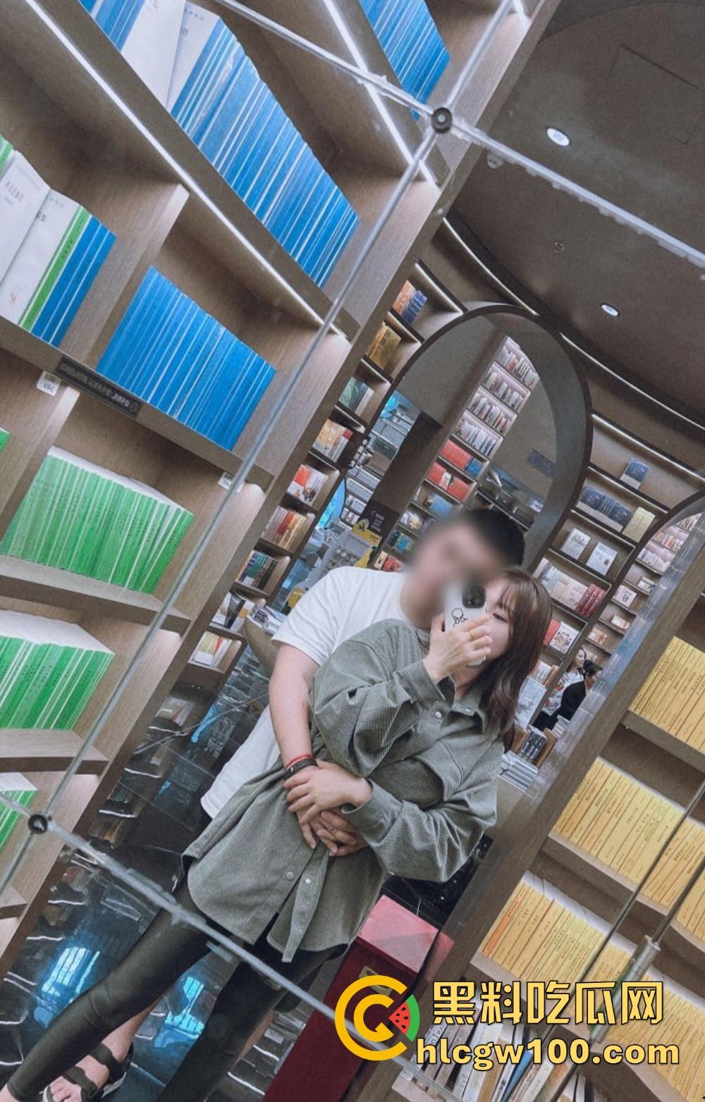 硬核绿帽玩家的骚操作，娇妻孕期成了肉体尤物，乳汁润滑胸推群P，玩到人尽皆知！-5