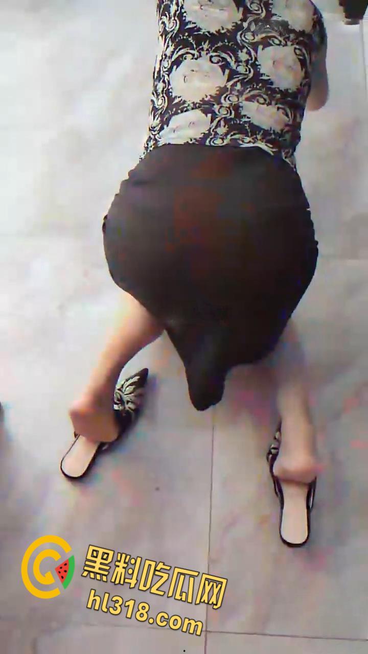 海角乱伦之乱伦亲妈，客厅发现亲妈自慰，背着阿姨在卫生间激情啪啪，老妈趴在洗手池前含泪挨炮！-2