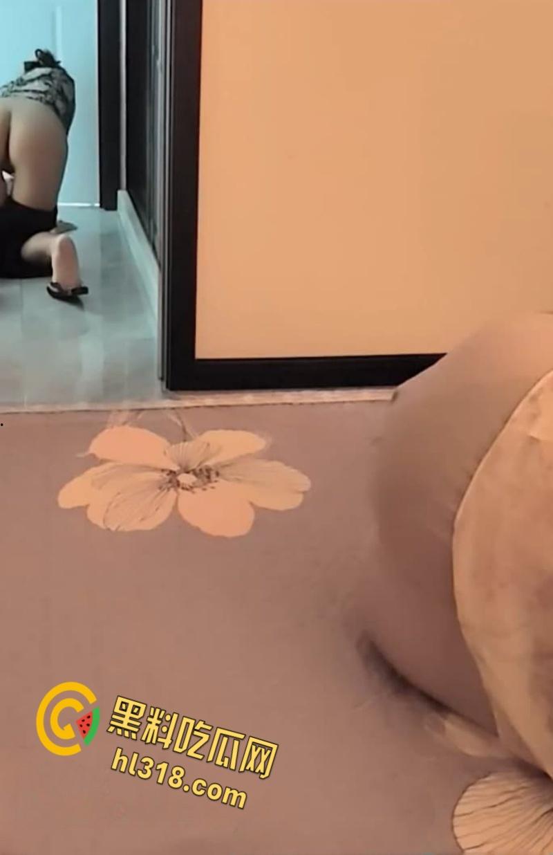 海角乱伦之乱伦亲妈，客厅发现亲妈自慰，背着阿姨在卫生间激情啪啪，老妈趴在洗手池前含泪挨炮！-3