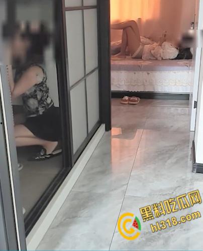 海角乱伦之乱伦亲妈，客厅发现亲妈自慰，背着阿姨在卫生间激情啪啪，老妈趴在洗手池前含泪挨炮！-4