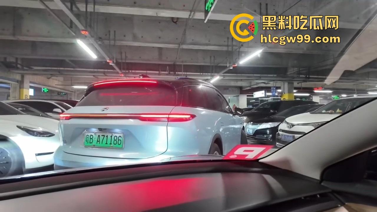 深圳停车场奇葩情侣上演霸位大战 小仙女亮中指逼人让位 最后灰头土脸道歉 真是贱找骂！-3