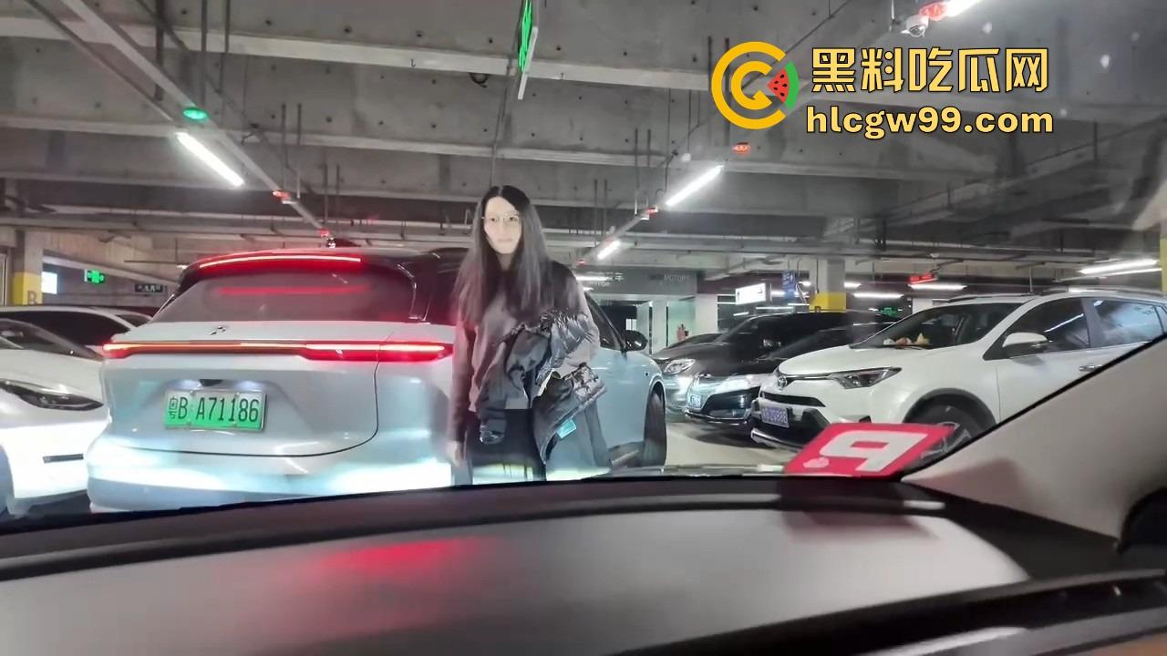 深圳停车场奇葩情侣上演霸位大战 小仙女亮中指逼人让位 最后灰头土脸道歉 真是贱找骂！-5
