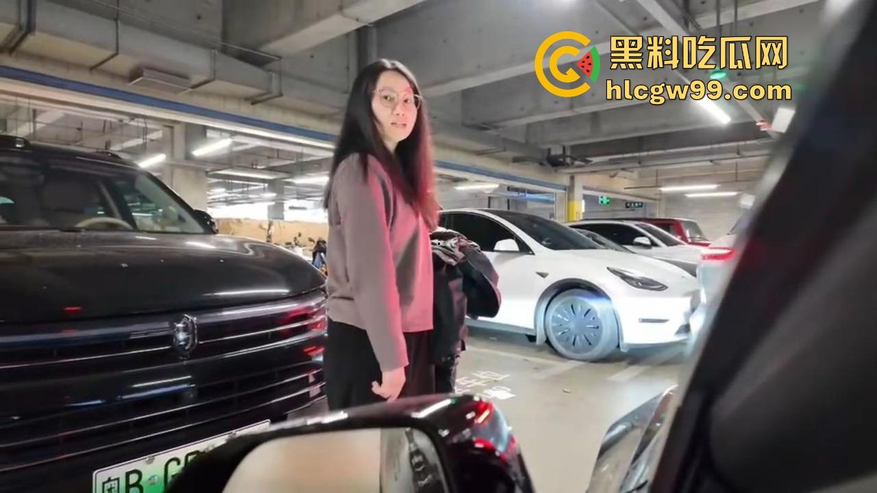 深圳停车场奇葩情侣上演霸位大战 小仙女亮中指逼人让位 最后灰头土脸道歉 真是贱找骂！-6