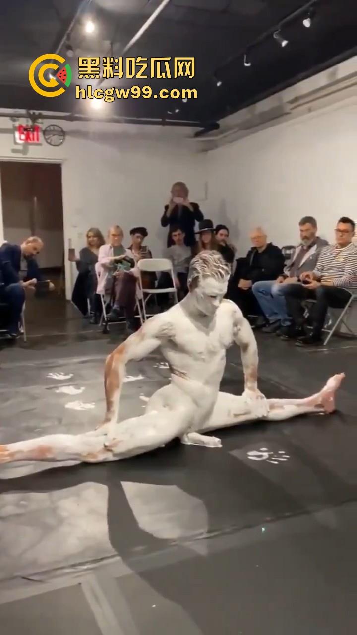 法国最新艺术？大屌洋人涂满白色颜料在纸上乱蹭，你别说屌真长，内容堪称炸裂。-3