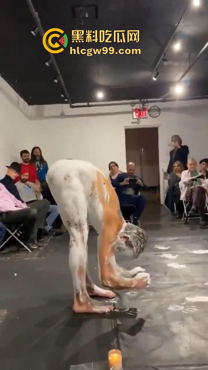 法国最新艺术？大屌洋人涂满白色颜料在纸上乱蹭，你别说屌真长，内容堪称炸裂。-4