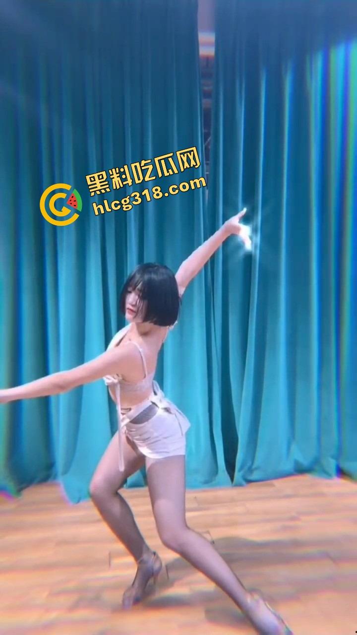 小红书约拍女客户明明有男朋友还骚得不行，广州白云区凌晨偷情被我内射两次，回家还躺进男友被窝装无事！-11