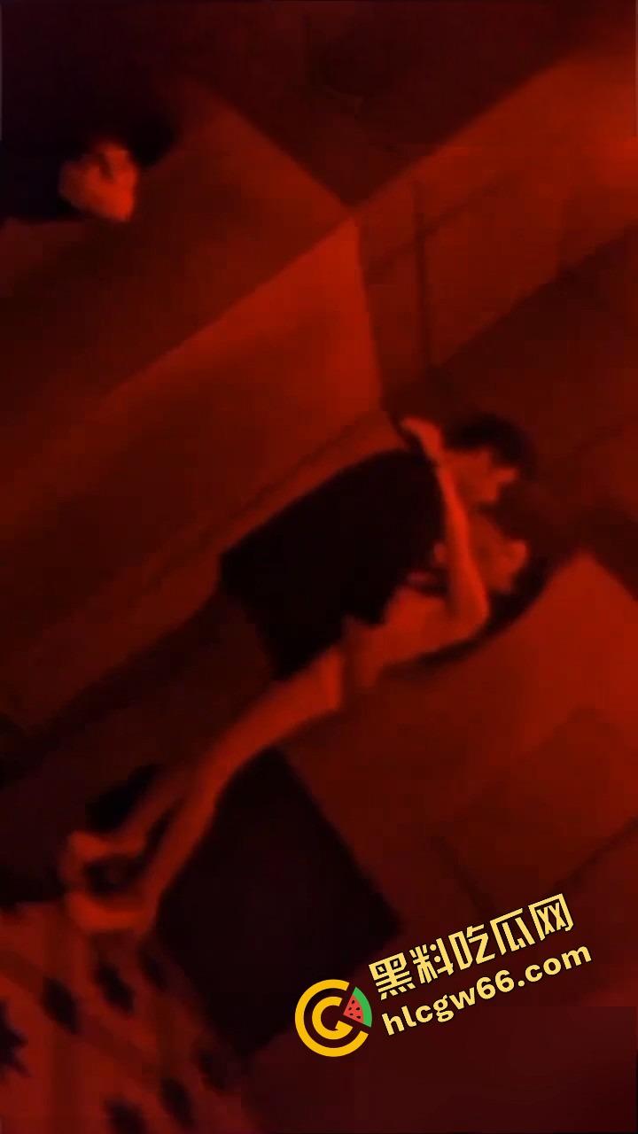 十块钱能干嘛？能买两根雪糕，也能直接揉奶抠逼！莎莎舞厅现场曝光骚货排队等你摸！-1