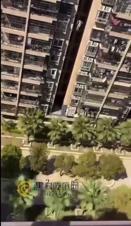 男子全裸跳楼，疑遭重大打击引发极端行为，围观群众目瞪口呆！-3