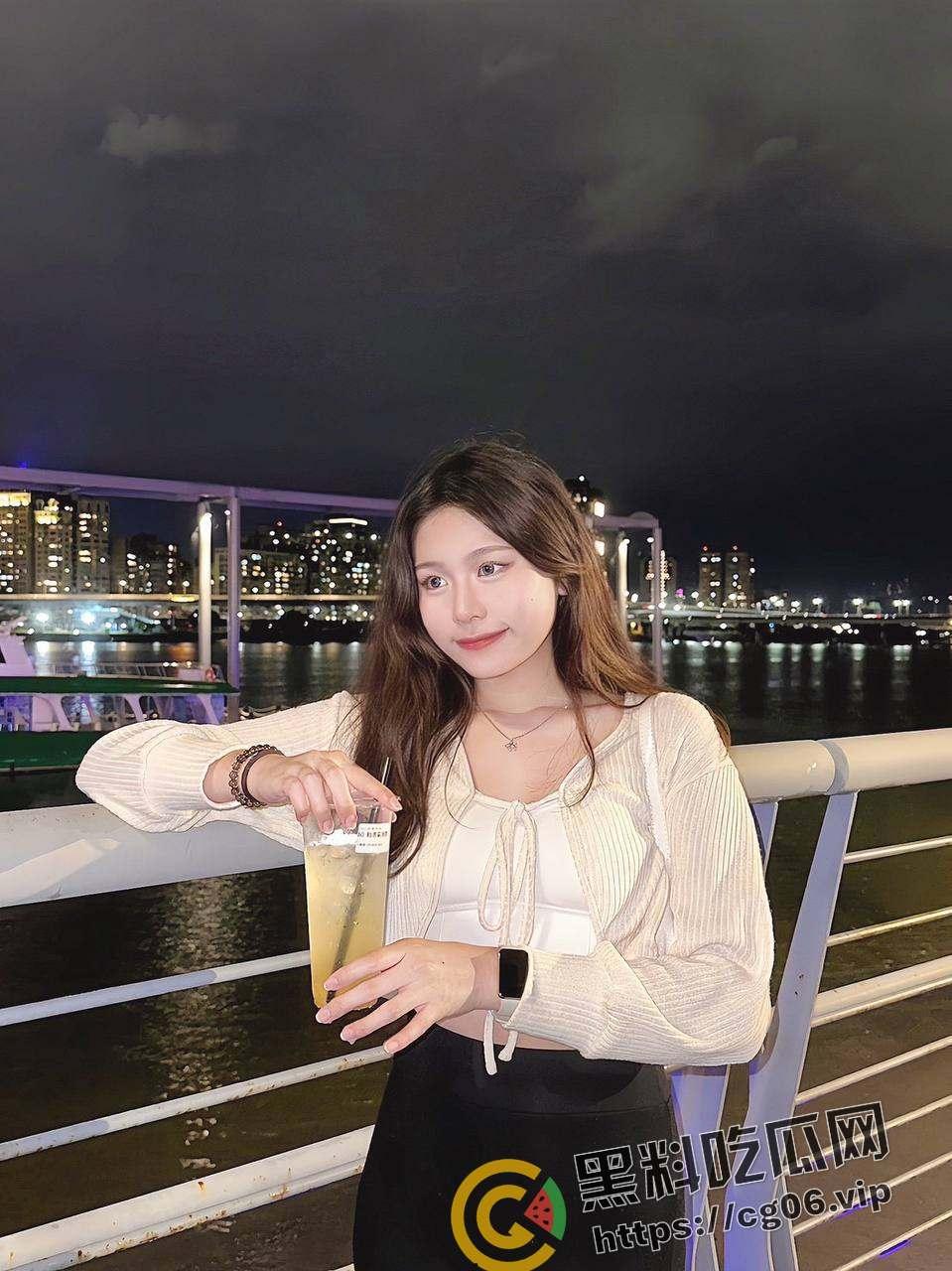 我的巨乳风骚班长！西南大学女大学生班长【严丽丽】 冷酷班长 风骚母狗 无缝切换 胸都要被捏爆啦-6