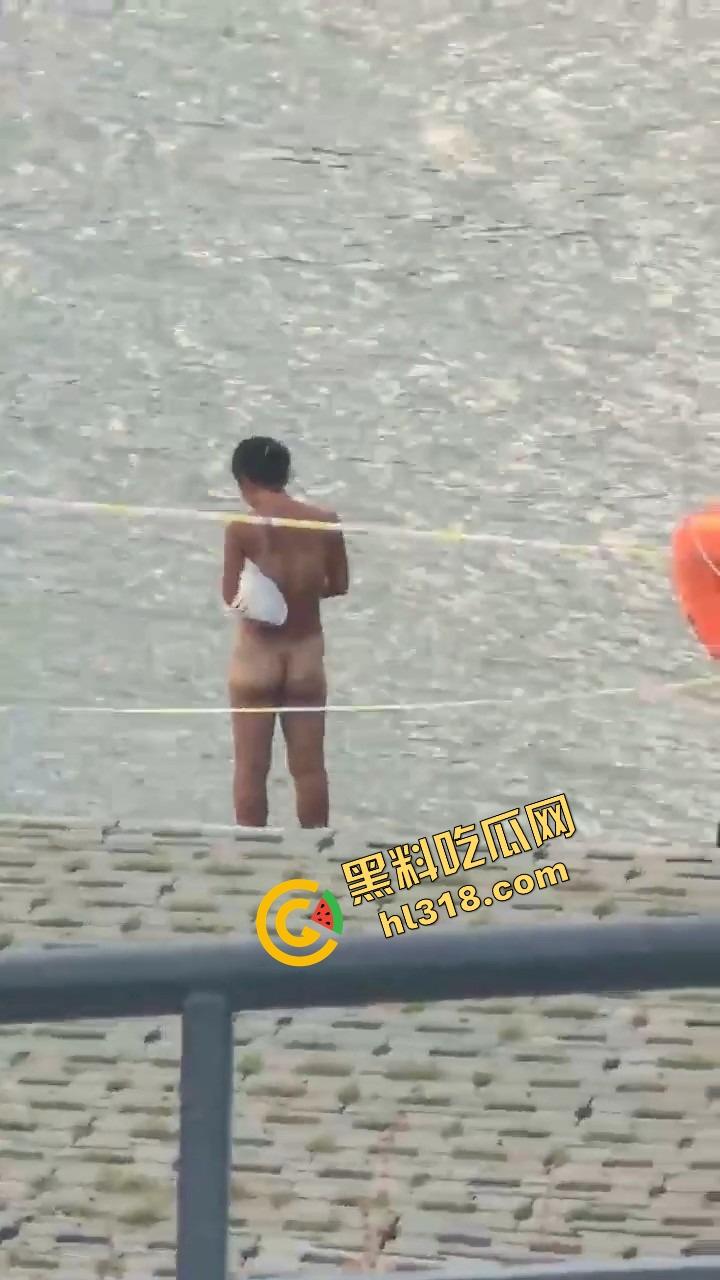 连云港河边裸泳妹子现身，天气一热直接全裸脱下水放飞自我，亲密接触大自然，真就不怕被人看！-12