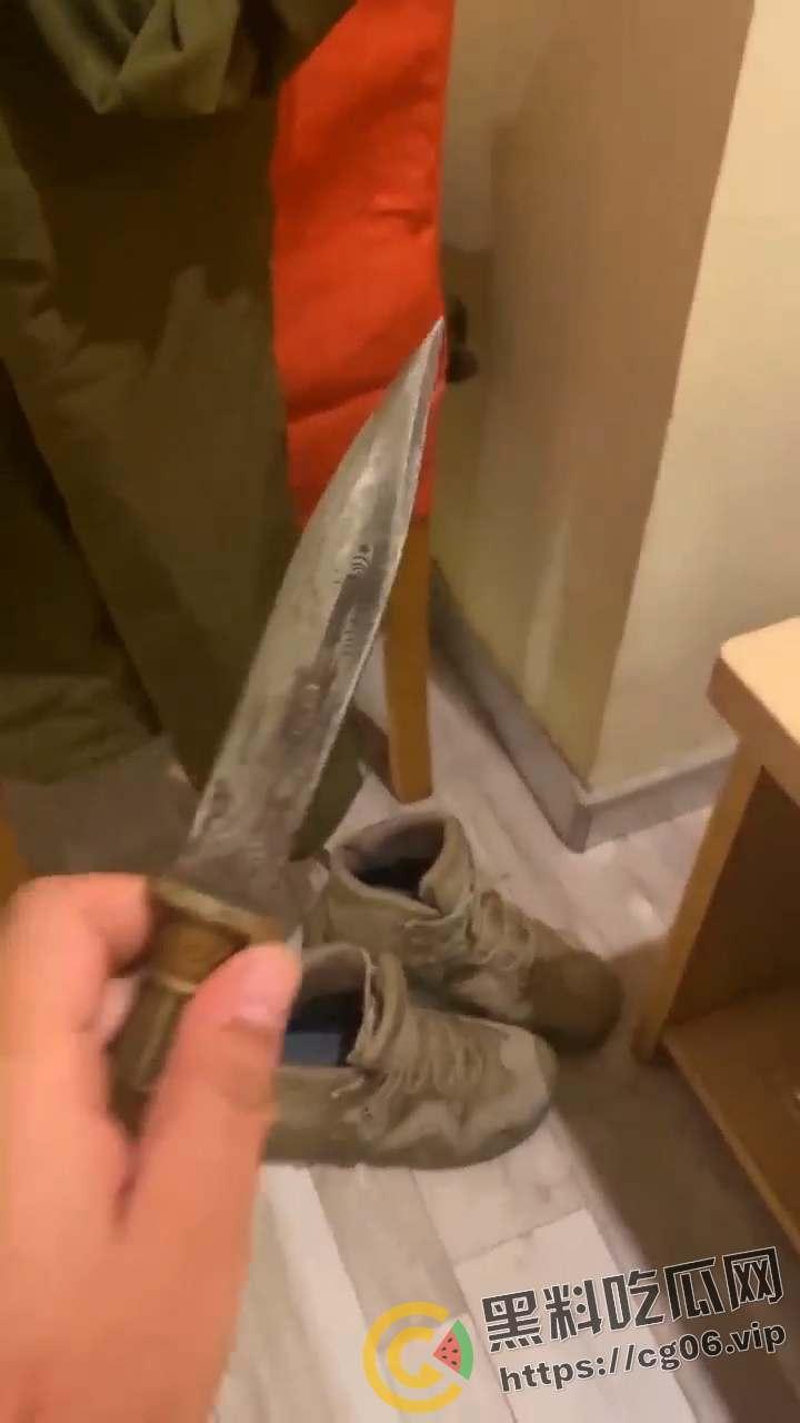 东北老铁带刀嫖娼 完不给钱还报警抓自己把小姐吓跑了 微信群嚣张扬言敢来找事就拼命  可怜了逼被操了钱还没挣到的小姐-7