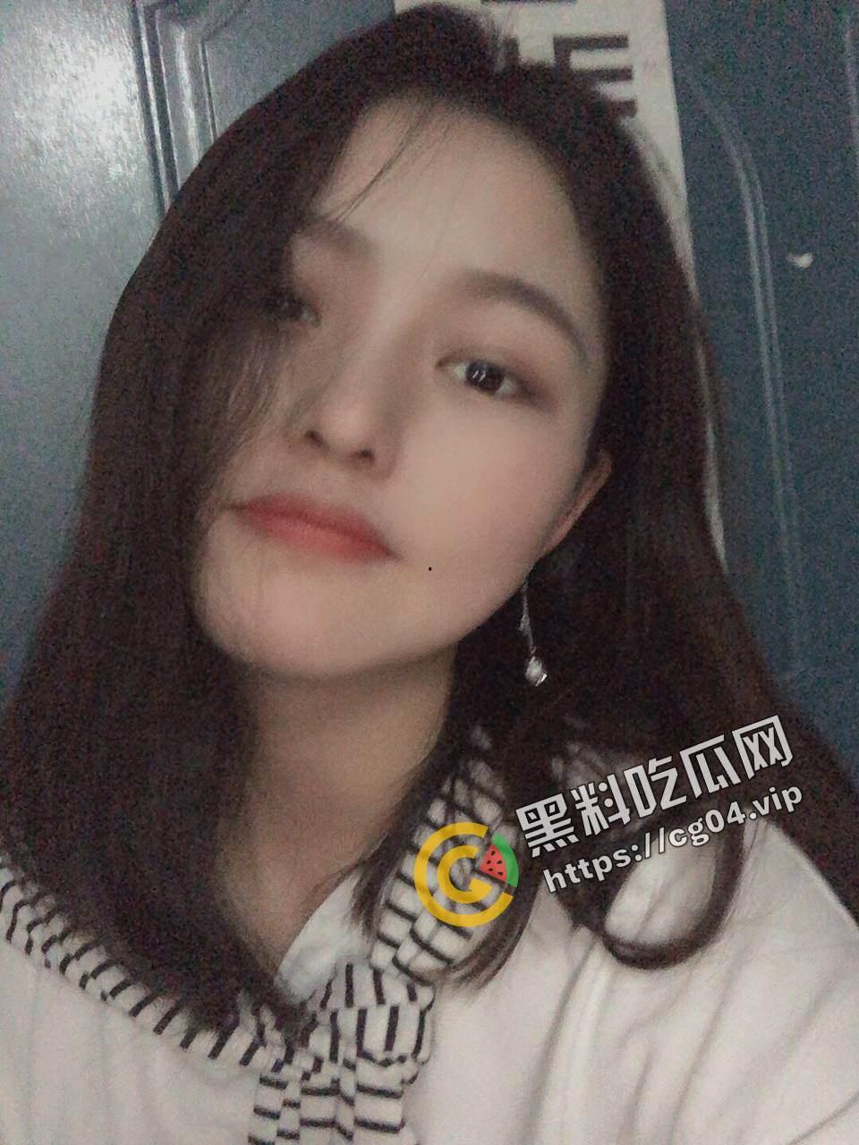 广东母狗 18岁就勾引自己美术老师 脚踏两只船出轨老男人 喜欢献媚有钱人开双洞-1