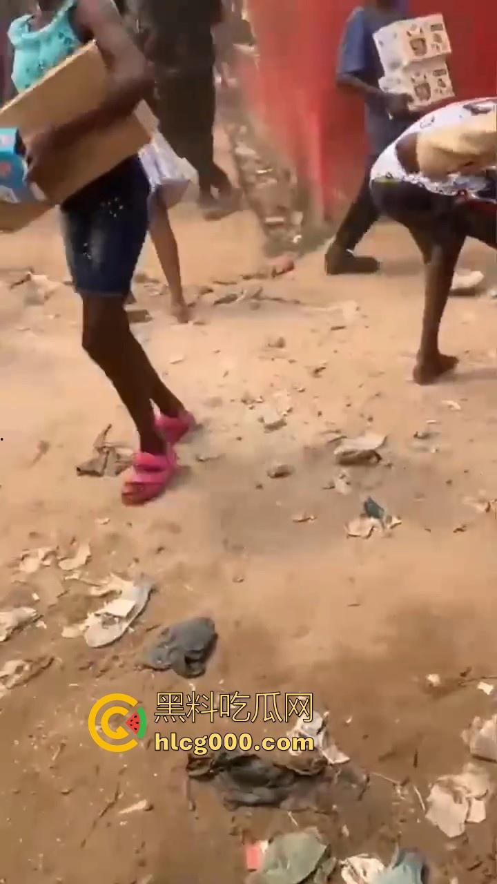 安哥拉华人商铺遭受零元购，当地黑哥满载而归，一大群人疯抢中国商品，还得是黑哥的优良传统！-4