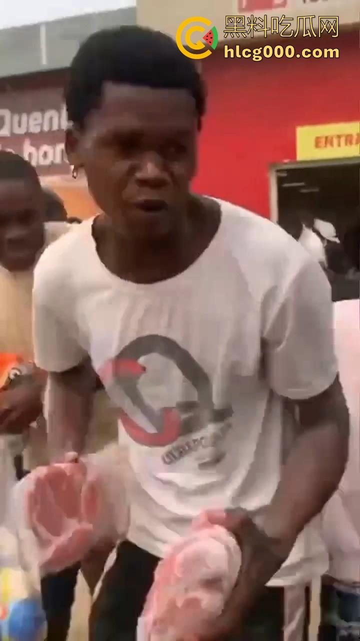 安哥拉华人商铺遭受零元购，当地黑哥满载而归，一大群人疯抢中国商品，还得是黑哥的优良传统！-6