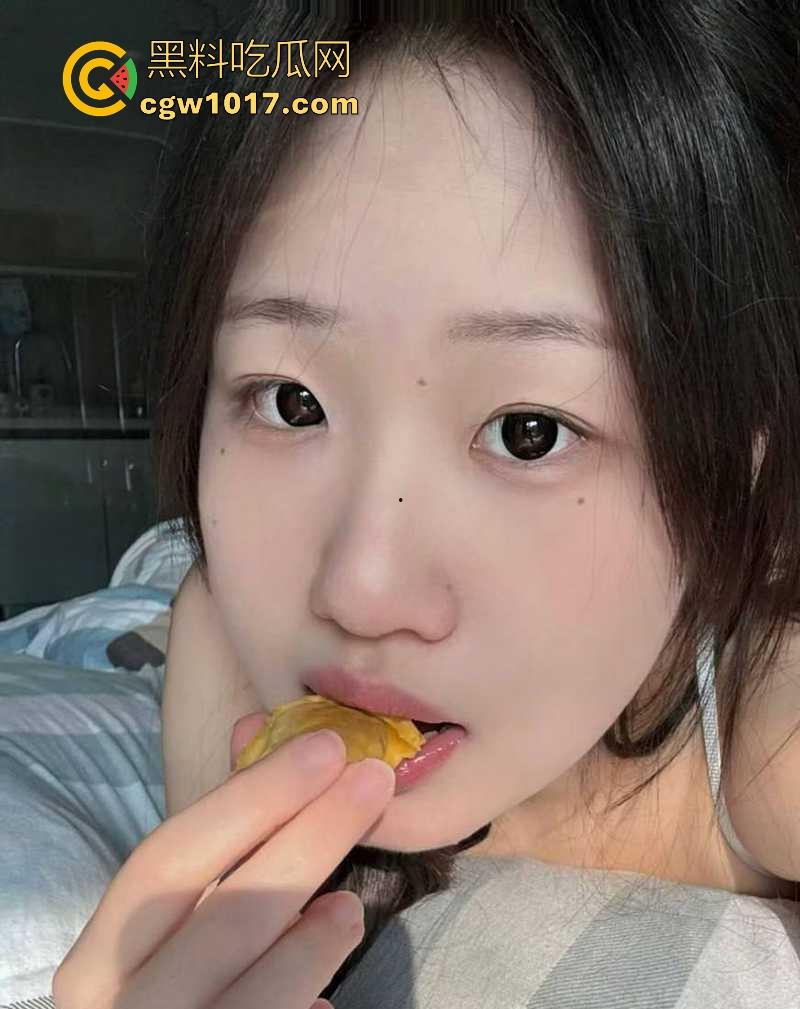 湖南大奶甜妹【马慧】清纯大奶少女初尝禁果，露脸撩拨求操，玩骑乘后入挨操还会吸吮手指，这种骚母狗咋培养的呢！-2