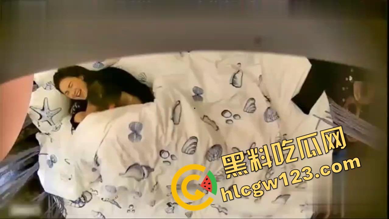 民宿开房无套爆操啪啪啪啪正激烈，换姿势换到发现针孔摄像头，女的还没高潮，摄像头先翻车！-7