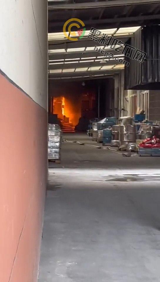 浙江宁波奉化工厂突发大火！不到五分钟车间化作火海，工人全力扑救无果-4