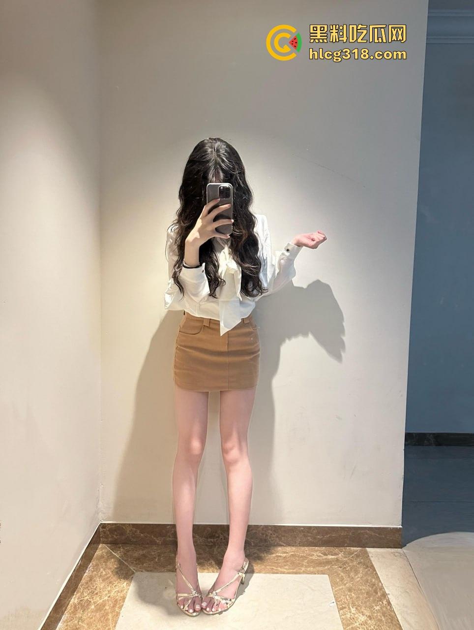 清纯嫩妹与男友在酒店走廊释放欲望,翘臀被猛烈进攻,都不敢放声大叫，玩得真大刺激感拉满!-1