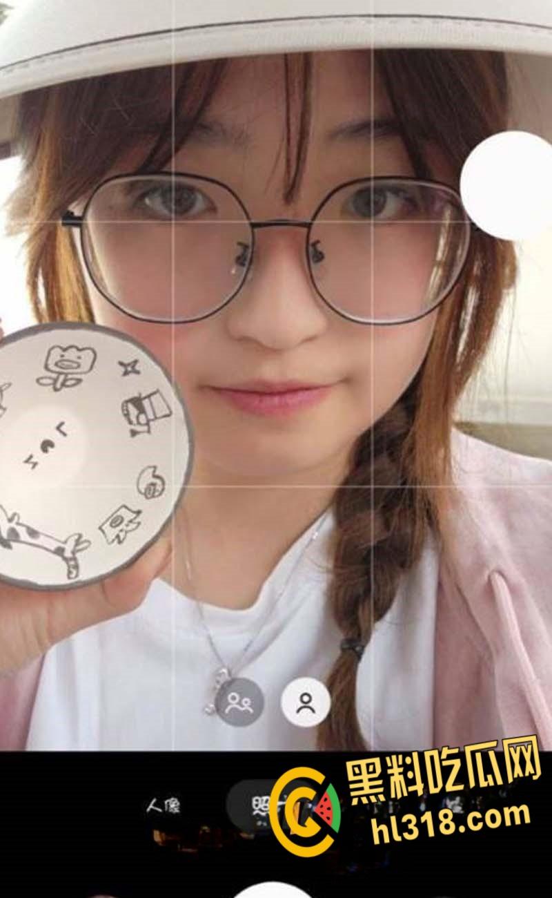 广西柳州反差眼镜妹，在校期间到处勾搭帅哥，多次跟学长出去开房3P，完美露脸母狗属性十分淫荡！-1