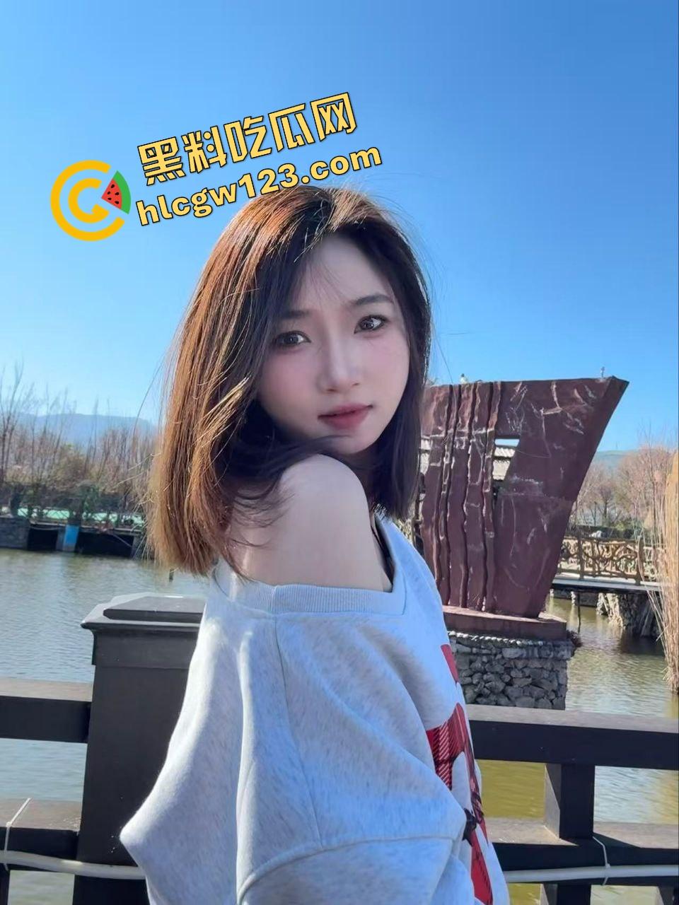 卧槽这谁老婆？绿帽男把女友献给群友露出调教，跪地爬行喊爸爸，母狗模式全开玩疯了！-7