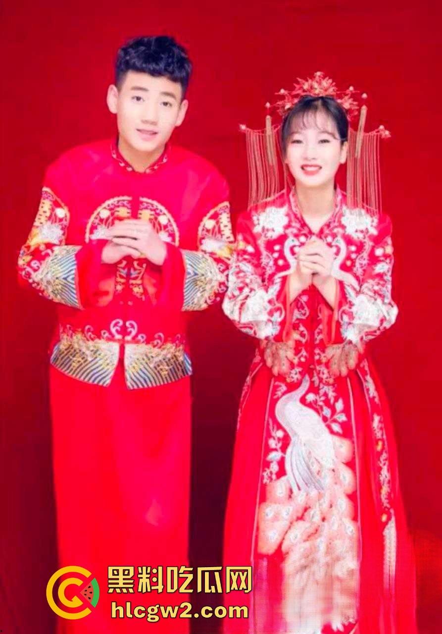 安徽人妻『贾馨月』怀孕还不老实床上大战实拍流出 三个月肚子顶着被无套抽插，骚穴被老公内射到溢出！-2