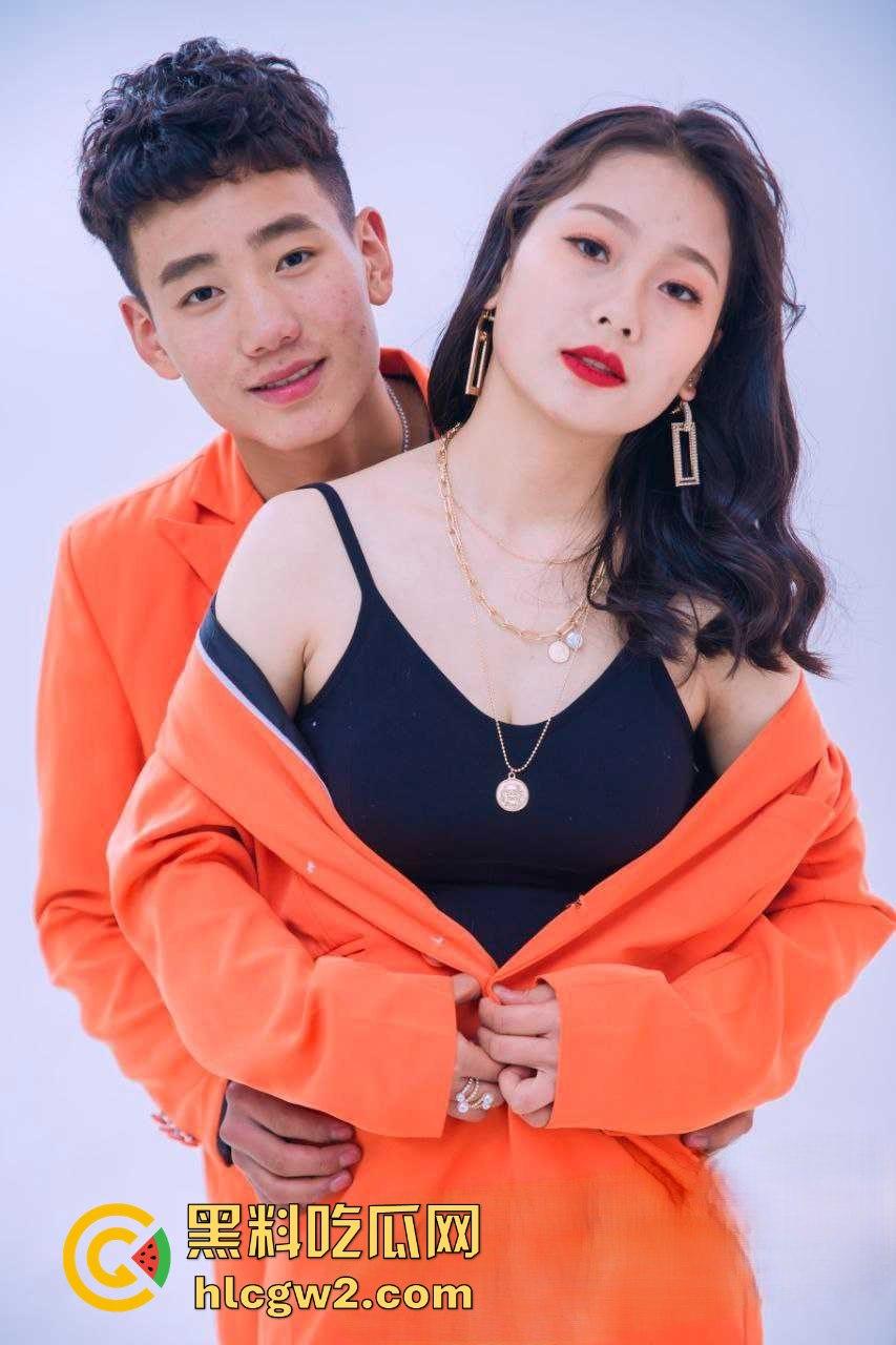 安徽人妻『贾馨月』怀孕还不老实床上大战实拍流出 三个月肚子顶着被无套抽插，骚穴被老公内射到溢出！-3