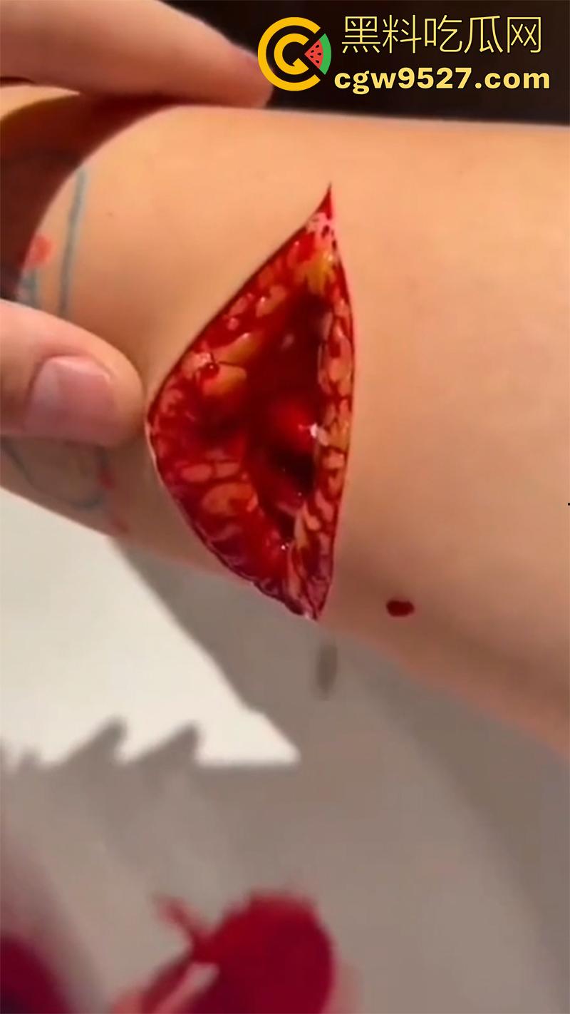 全网疯传马桶割腕女孩，真实自杀鸡皮疙瘩都起来了，脂肪层都割开了，还扒拉了一下，太重口了！-7