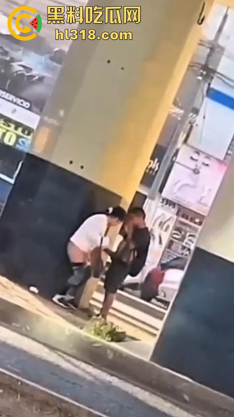 情急起来真的不避人啊！街拍开放男女立交桥下性爱，完全不在乎别人目光，当众后入刺激满满！-3