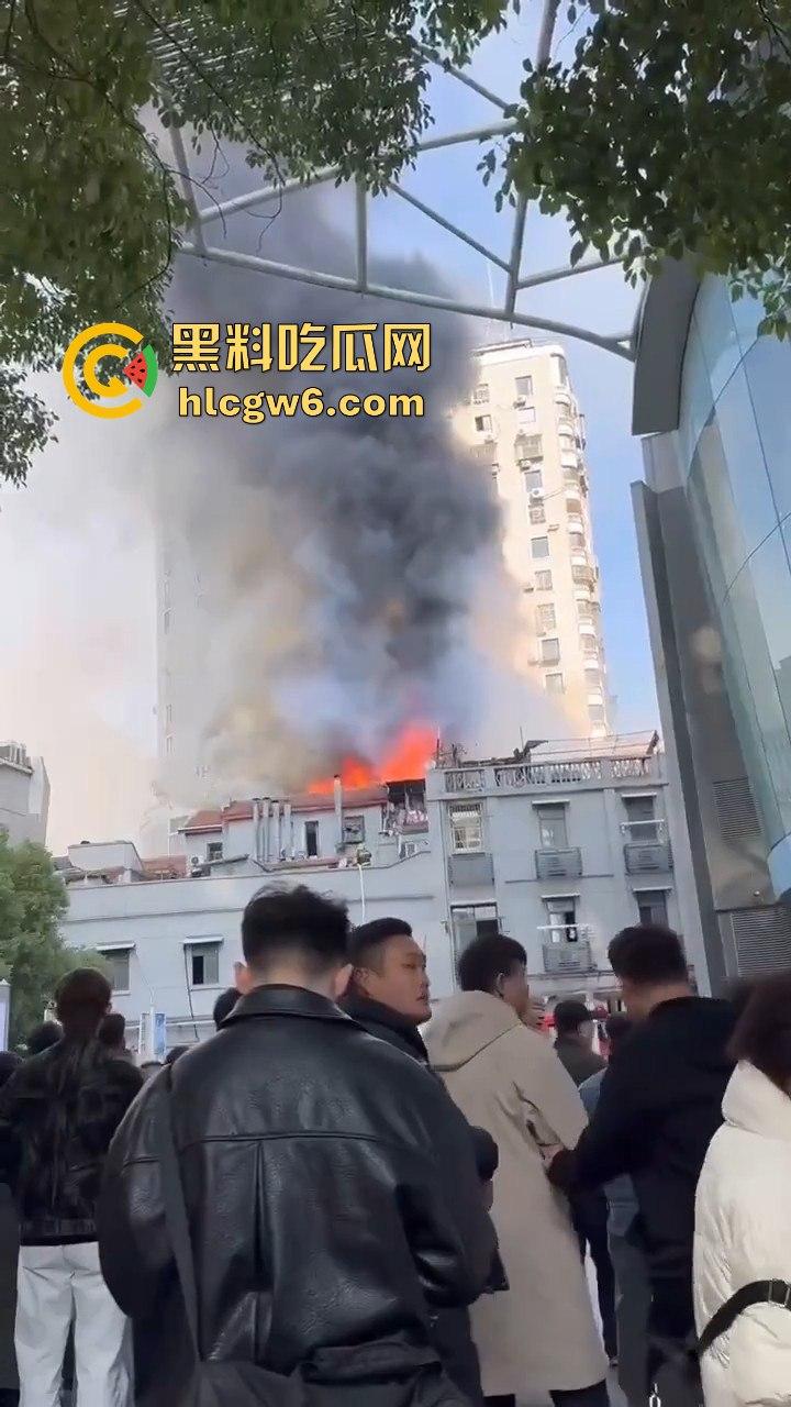 武汉汉江路步行街惊险火灾现场，浓烟蔽日，老旧民宅三楼顶层起火致一人死亡。-3