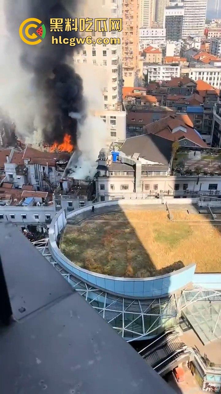武汉汉江路步行街惊险火灾现场，浓烟蔽日，老旧民宅三楼顶层起火致一人死亡。-7
