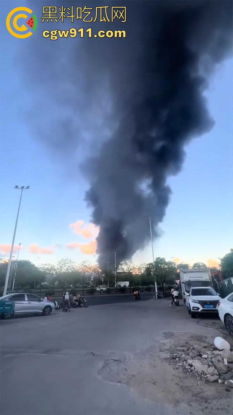 福建福州仓山，天福村突发重大火灾，因电瓶车着火，导致附近房屋全部被点燃，现场火光冲天！-2