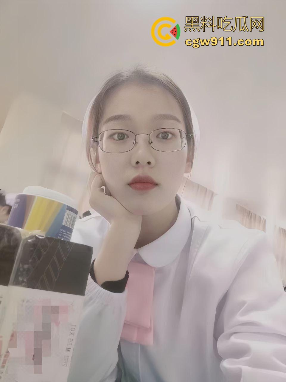 成都第一人民医院反差眼镜妹成功拿下，欲望强烈多次约炮，护士服下藏着母狗的灵魂，极致反差淫荡，淫叫不断！-2