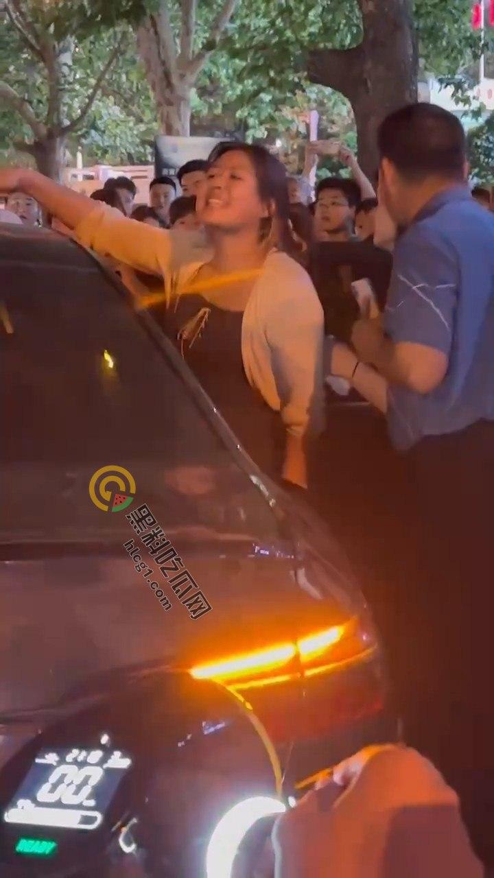 震撼现场！南京奥迪车主带小三遭正妻当街围堵，引发全城大堵车！-6