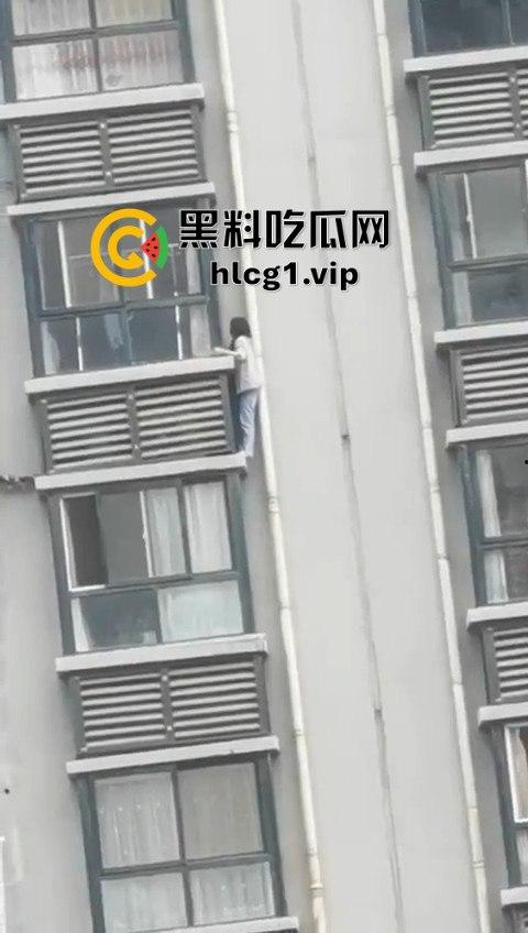 15层高楼修空调！老王徒手下楼不带防护，面子比命重要？-3