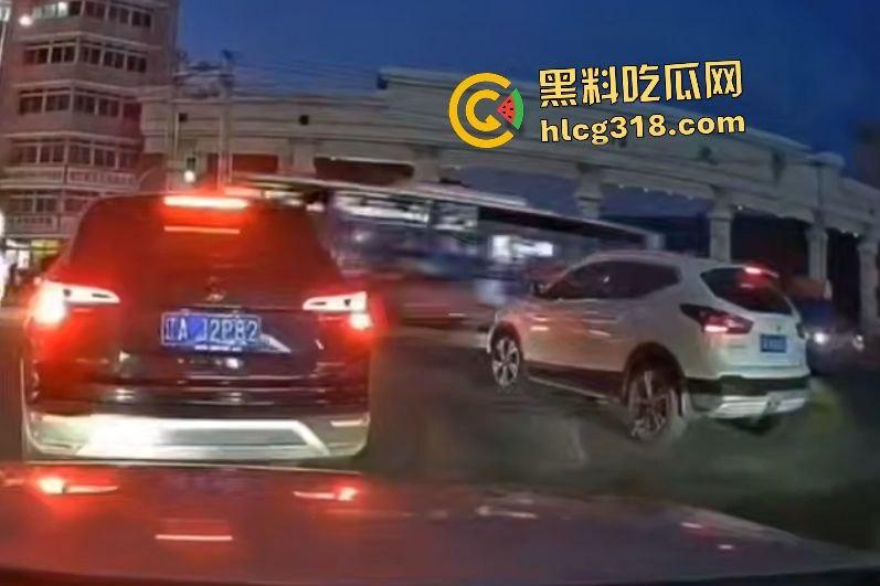 沈阳公交司机因被大学生拒绝暴怒撞人！行人飞摔血溅路面，车毁人亡如保龄球！-2