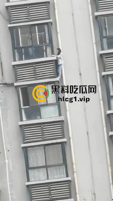 15层高楼修空调！老王徒手下楼不带防护，面子比命重要？-5