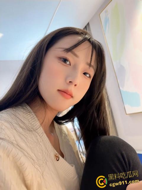 安徽清纯女友【宋薇薇】，清纯白月光床上母狗，丝巾蒙眼白丝制服，白嫩酮体露脸舔屌，后入骑乘无套猛操！-1