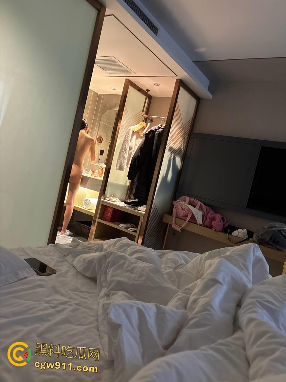 安徽清纯女友【宋薇薇】，清纯白月光床上母狗，丝巾蒙眼白丝制服，白嫩酮体露脸舔屌，后入骑乘无套猛操！-6