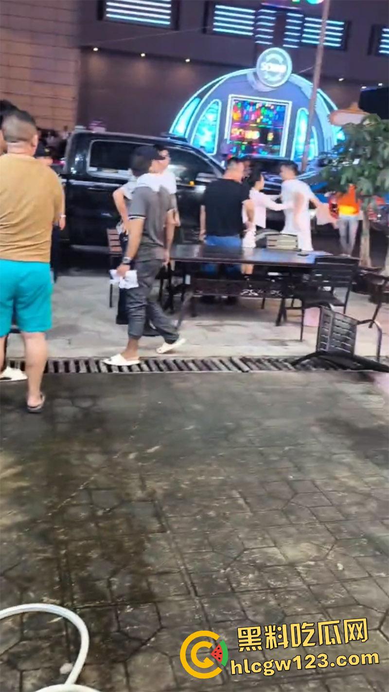 缅甸勐拉抓捕电诈大哥，直接叫来兄弟和警察对峙，无奈只能呼叫增援，现场实拍画面流出！-4