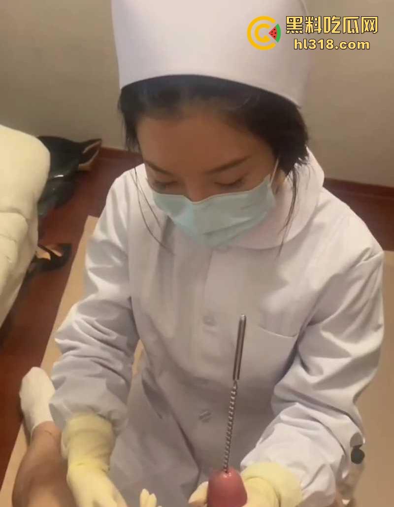 纯情小护士SM调教主人肉棒，将金属棒齐根插入龟头马眼，缓慢撸动，手法老专业了！-4