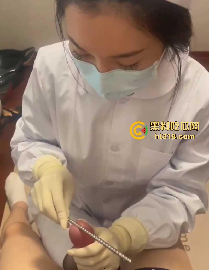 纯情小护士SM调教主人肉棒，将金属棒齐根插入龟头马眼，缓慢撸动，手法老专业了！-9