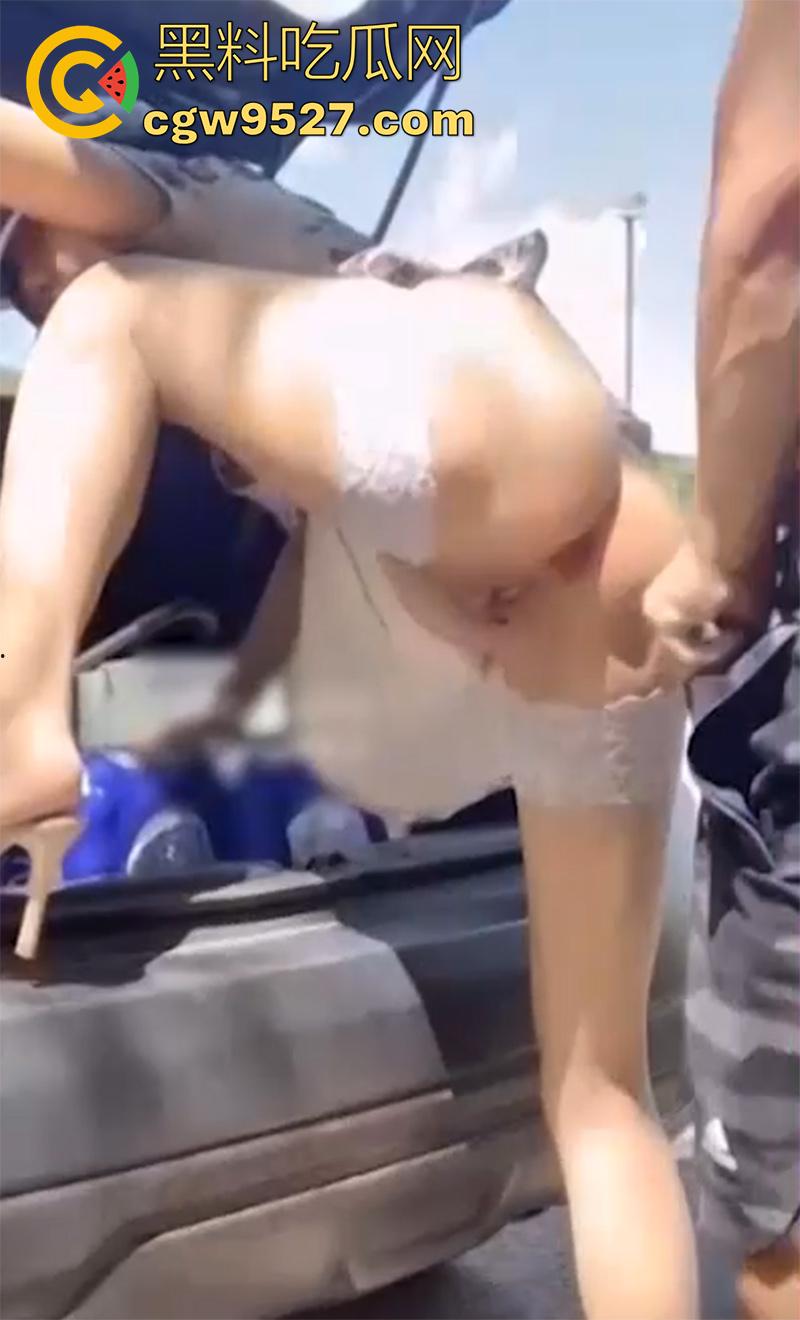 别人老婆就要站起来操，顶级人妻偷情合集，酒吧勾引先车震再户外，背着老公被调教成母狗，成为男人肉便器！-3