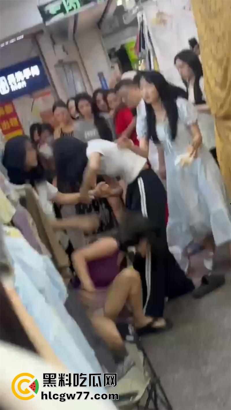 广西商场实拍女人打架，各种对骂撕逼扒衣服，难怪男人都爱看女人打架，美腿翘臀随便看啊！-1