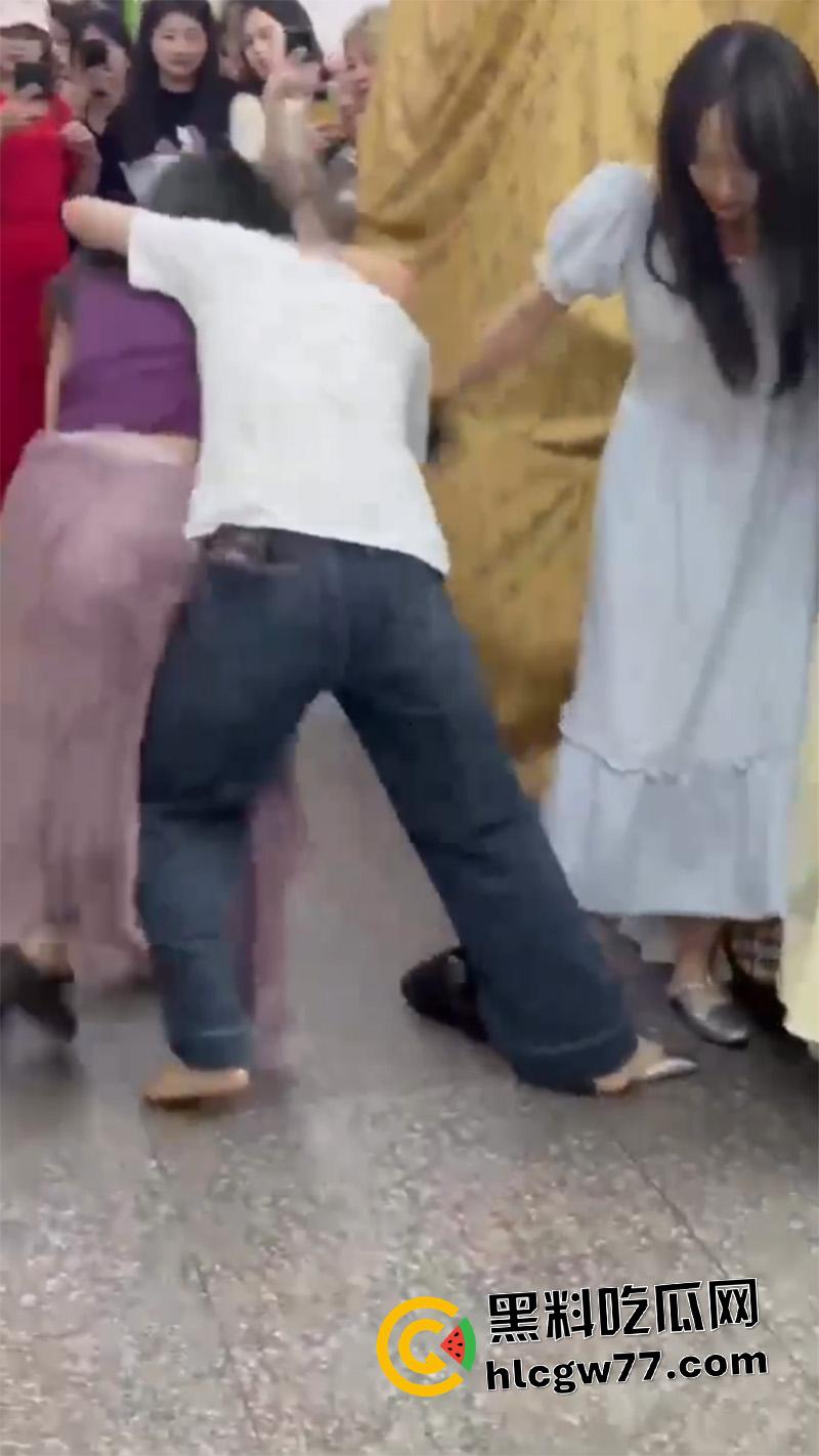 广西商场实拍女人打架，各种对骂撕逼扒衣服，难怪男人都爱看女人打架，美腿翘臀随便看啊！-7